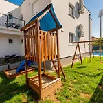 Апартаменти Lovely Apartment In Zadar Задар