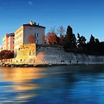 Lovely Apartment In Zadar Апартаменти