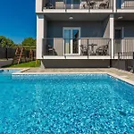 Апартаменти Lovely Apartment In Zadar