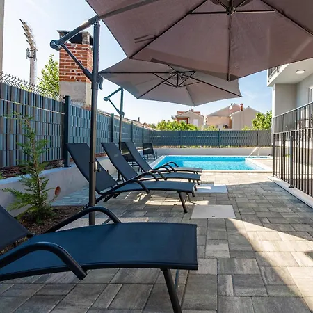 Апартаменти Lovely Apartment In Zadar Задар
